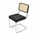 Chaise en cuir synthétique noir avec dossier en rotin et cadre en acier chromé